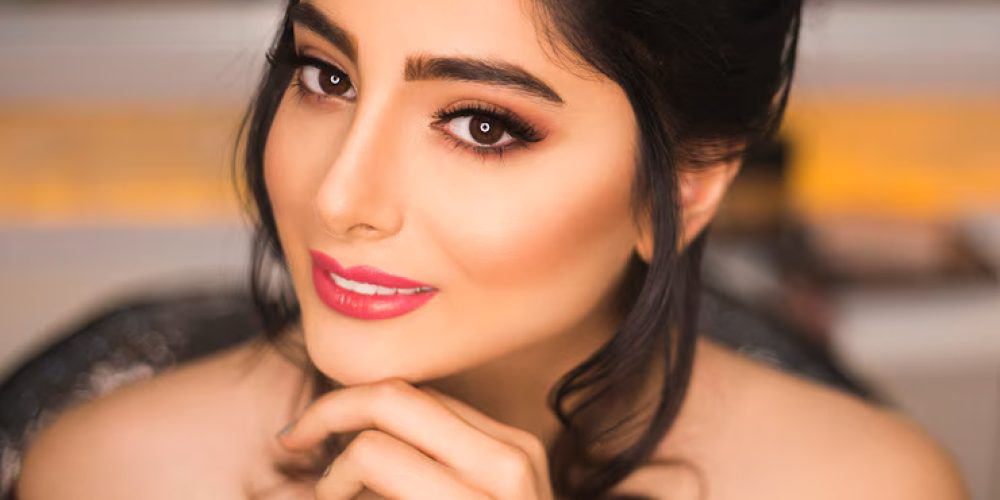 brunette-model-girl-with-trendy-makeup-smooth-skin_114579-9293